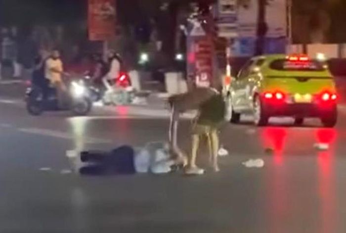 Đối tượng Phan Tuấn Hưng cầm hung khí tấn công 1 người phụ nữ.