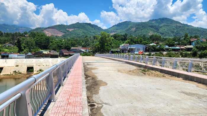 Phần lớn hạng mục chính của công trình là phần cầu bắt qua sông đã cơ bản thi công xong bao gồm lao dầm, lắp khe co giãn, lề đi bộ, lan can cầu. Song, do đường dẫn vướng mặt bằng nên gần 1 năm qua cầu Sơn Mùa nằm trơ trọi giữa sông.