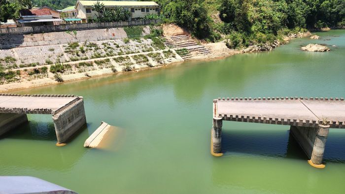 Trước đó do mưa lũ đã cuốn trôi 1 nhịp cầu Sơn Mùa cũ, chính quyền địa phương đã lập chủ trương đầu tư cầu Sơn Mùa mới nhằm đáp ứng nhu cầu đi lại, lưu thông hàng hóa của người dân trong vùng.
