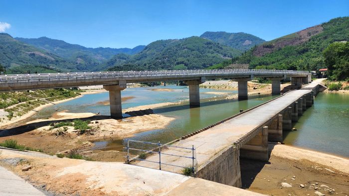 Ghi nhận thực tế cho thấy, đối với hạng mục cầu chính đã được nhà thầu thi công hoàn thiện phần lớn các hạng mục. Riêng đường dẫn hai bên đầu cầu trong tình trạng ngổn ngang vì vướng mặt bằng.