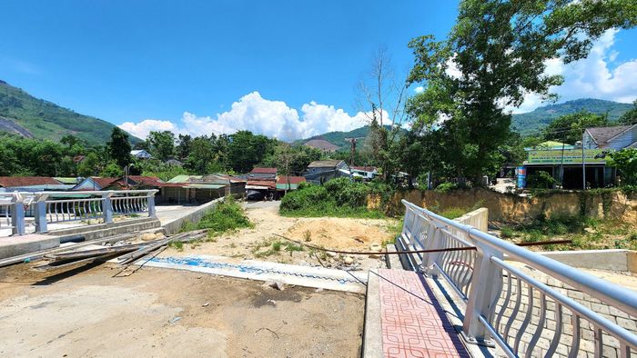 Ông Đinh Văn Dương, Giám đốc Ban quản lý dự án khu vực phía Tây cho biết, hạng mục này thi công đồng mức với tuyến kè nên phải chờ. Đồng thời, vướng trụ đèn chiếu sáng công cộng buộc phải đưa vào dự toán để lập chi phí di dời nên phải chờ. Riêng mố cầu và đường dẫn phía Đông đơn vị làm công tác bồi thường đang tập trung cao độ để đảm bảo hoàn thành công tác bồi thường, bàn giao mặt bằng cho nhà thầu thi công.