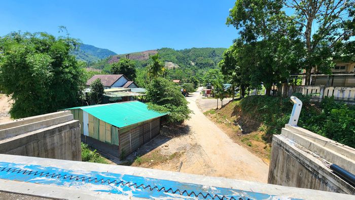 Tại mố cầu phía Đông theo thiết kế đấu nối trực tiếp vào tuyến đường hiện hữu kết nối vào đường Trường Sơn Đông. Song, nhiều tháng qua vị trí mặt bằng trên vẫn chưa được tháo gỡ. Lớp nhà dân và công trình kiến trúc khác dọc theo hướng tuyến dự án vẫn ken đặc.
