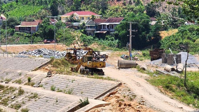 Máy móc thiết bị phục vụ thi công dự án của nhà thầu "nằm chết dí" ở chân công trường vì không còn việc để làm trong khi khối lượng còn lại để thi công hoàn thành công trình không hề nhỏ.