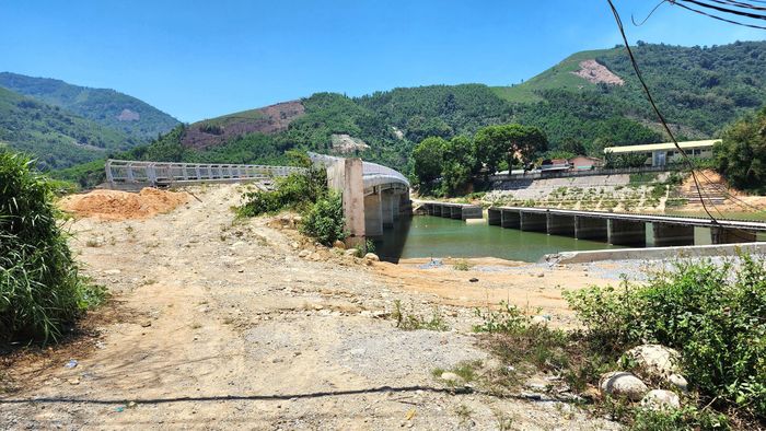 Tại đầu cầu phía Tây thuộc địa phận xã Sơn Tây Thượng vị trí mố cầu nằm sát mép sông. Riêng đường dẫn được nhà thầu đắp đất tạm thời, sau thời gian dài, cỏ dại mọc um tùm.