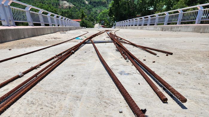 Nhiều vật tư, vật liệu phục vụ thi công dự án được nhà thầu tập kết tại công trường, nhưng trong thời gian dài chờ măt bằng dẫn đến hoen gỉ.