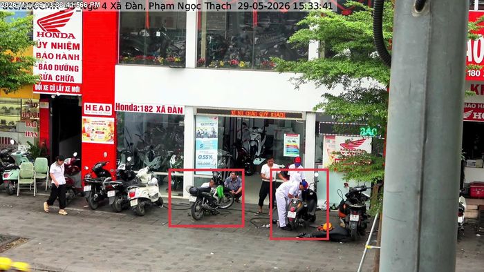UAV soi rõ cơ sở kinh doanh sử dụng trái phép vỉa hè để sửa chữa phương tiện ở phường Văn Miếu - Quốc Tử Giám.