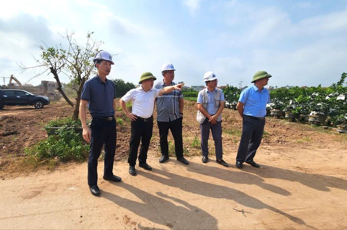 Ông Trần Thanh Sơn, Phó giám đốc Ban Quản lý dự án đầu tư xây dựng số 1 Hưng Yên (áo trắng) đi khảo sát, tháo gỡ vướng mắc mặt bằng dự án đường Đông - Tây I.