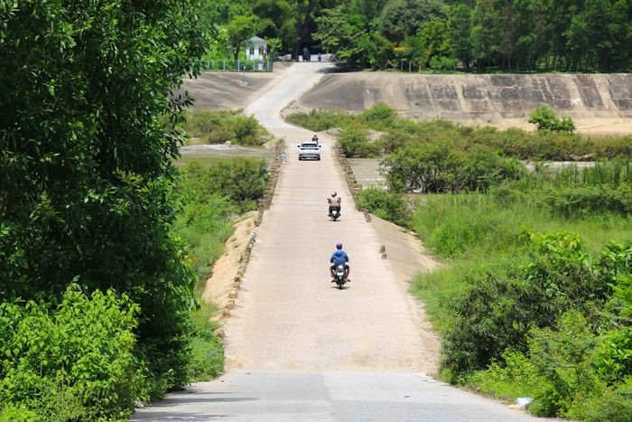 Dự án sắp được triển khai để thay thế cầu tràn cũ đã xuống cấp, thường chia cắt vào mỗi mùa mưa lũ. (Ảnh Lê Danh)