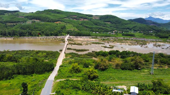 Công trình khi hoàn thành sẽ xóa bỏ chia cắt giao thông trên tuyến vào mùa mưa lũ. (Ảnh: Lê Danh)