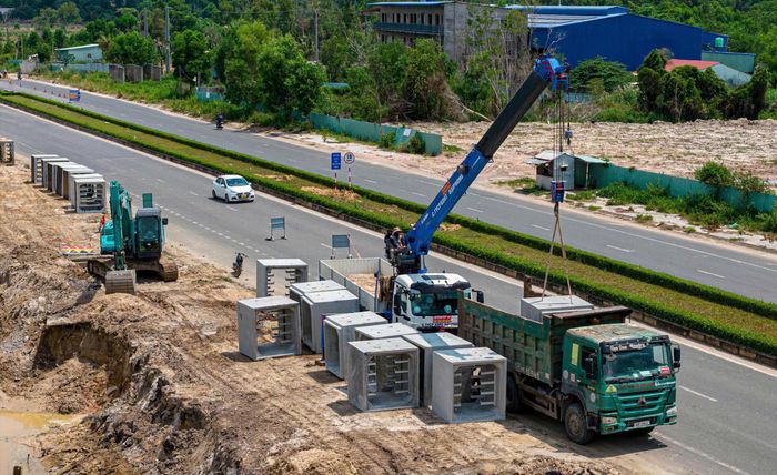 Các cấu kiện bê tông được vận chuyển tập kết bên vệ đường.