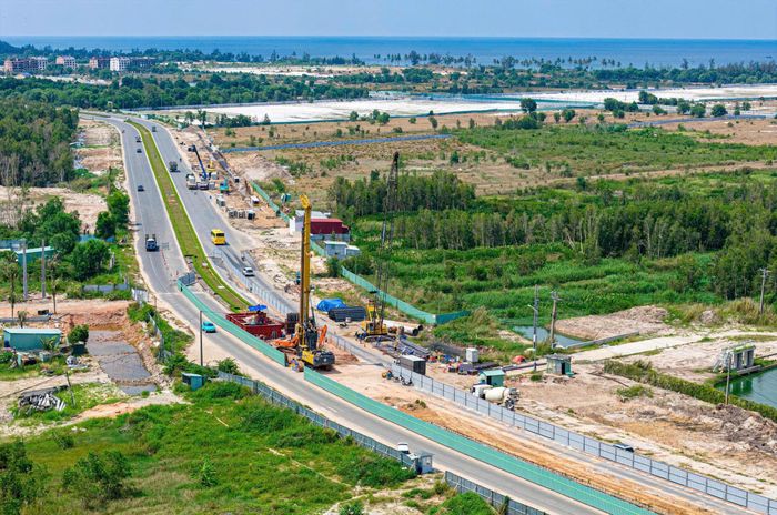 Sau khi hoàn thành nâng cấp mở rộng, tuyến ĐT975 cùng với đại lộ APEC là những cung đường hiện đại với quy mô lớn nhất đặc khu Phú Quốc, tỉnh An Giang.