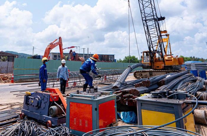 Vật liệu, sắt thép được tập kết đến công trường.