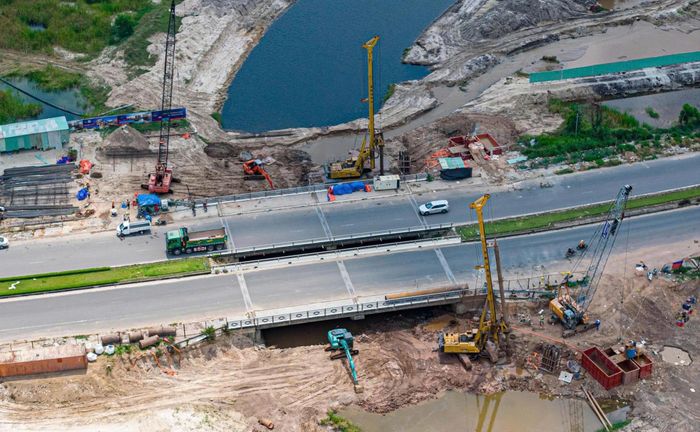 Máy móc thiết bị và công nhân tất bật trên công trường dự án mở rộng nâng cấp ĐT975.