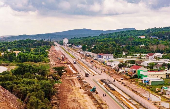 Nền đường được mở rộng sang hai bên tuyến ĐT975 hiện hữu, hiện đạt 65% trên toàn tuyến.