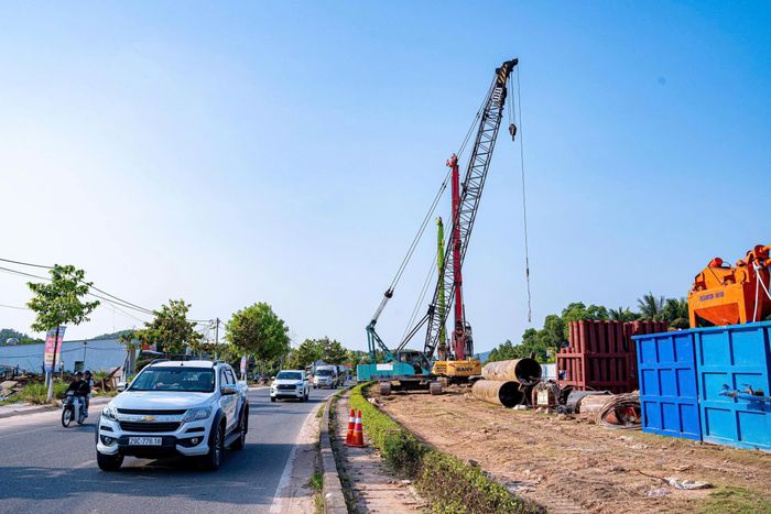 Dự án được thi công mở rộng từ tuyến ĐT975 hiện hữu, sau khi hoàn thành mở rộng lên 62m, quy mô 10 làn xe cùng tuyến đường rộng 15m dành riêng cho tàu điện nhẹ LRT đô thị kết nối từ sân bay Phú Quốc đến Trung tâm Hội nghị APEC.