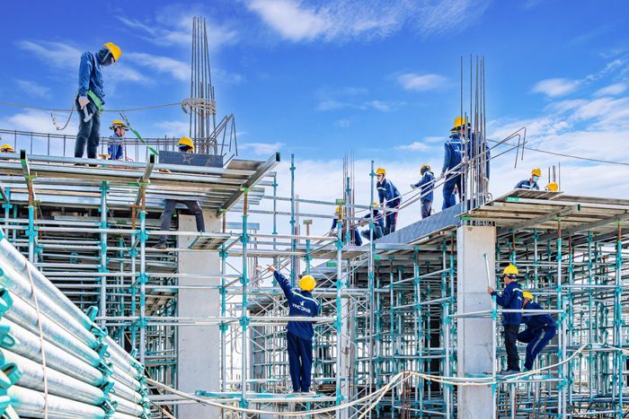 Nhộn nhịp tại công trường xây dựng ở TP.HCM.