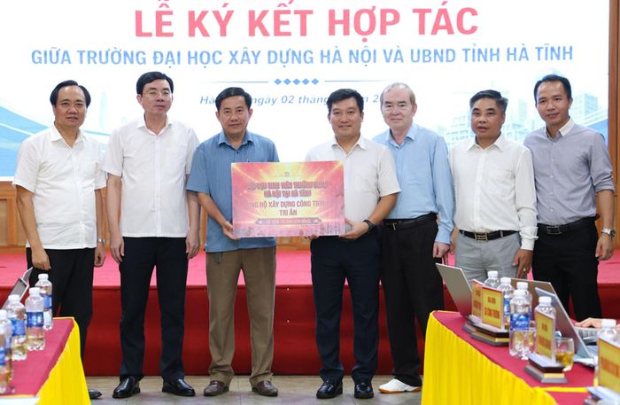 Hội cựu sinh viên Trường Đại học Xây dựng Hà Nội tại Hà Tĩnh ủng hộ 22 triệu đồng xây dựng công trình tri ân.