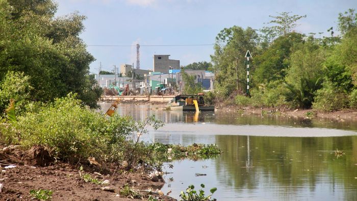 Những vị trí đã bàn giao mặt bằng sạch, nhà thầu huy động máy móc triển khai thi công kịp thời để đẩy nhanh tiến độ.
