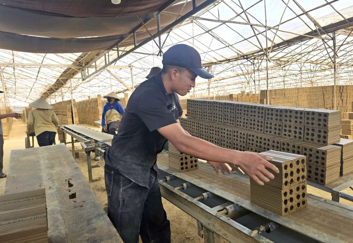 Hiện có 111 cơ sở sản xuất gạch tại 9 địa phương, tạo việc làm cho khoảng 1.000 lao động. Nếu các cơ sở đồng loạt dừng hoạt động sẽ ảnh hưởng đời sống hàng trăm lao động, phát sinh các vấn đề an sinh xã hội. Ảnh: N.H