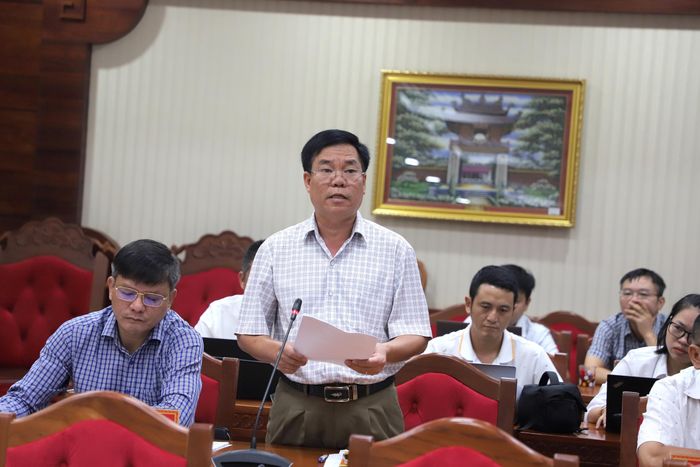 Ông Đoàn Sỹ, Phó Chủ tịch UBND xã Krông Ana nêu một số khó khăn trong xóa bỏ các cơ sở sản xuất gạch đất sét nung sử dụng công nghệ lạc hậu trên địa bàn. Ảnh: N.H