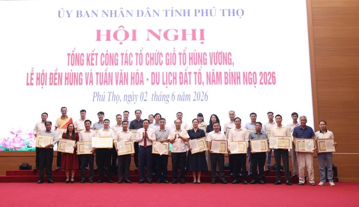 Báo Xây dựng là một trong 55 tập thể cơ quan báo chí Trung ương và địa phương được Chủ tịch UBND tỉnh Phú Thọ tặng Bằng khen vì có nhiều đóng góp tích cực trong công tác tuyên truyền Giỗ Tổ Hùng Vương - Lễ hội Đền Hùng và Tuần Văn hóa - Du lịch Đất Tổ năm Bính Ngọ 2026.