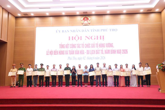 Nhân dịp này, 73 tập thể và 43 cá nhân có thành tích xuất sắc trong công tác tổ chức lễ hội được Chủ tịch UBND tỉnh Phú Thọ tặng Bằng khen.