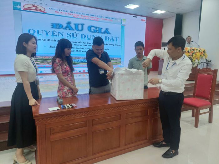 Công khai, minh bạch trong công tác tổ chức đấu giá góp phần hạn chế đầu cơ, ngăn chặn "thổi giá" bất động sản tại xã Bình Tuyền.