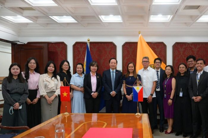 Các thành viên hai bên chụp hình lưu niệm. Ảnh: Hương Giang