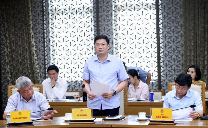 Thứ trưởng Bộ Tài chính Nguyễn Đức Tâm báo cáo tại cuộc họp. Ảnh: VGP.