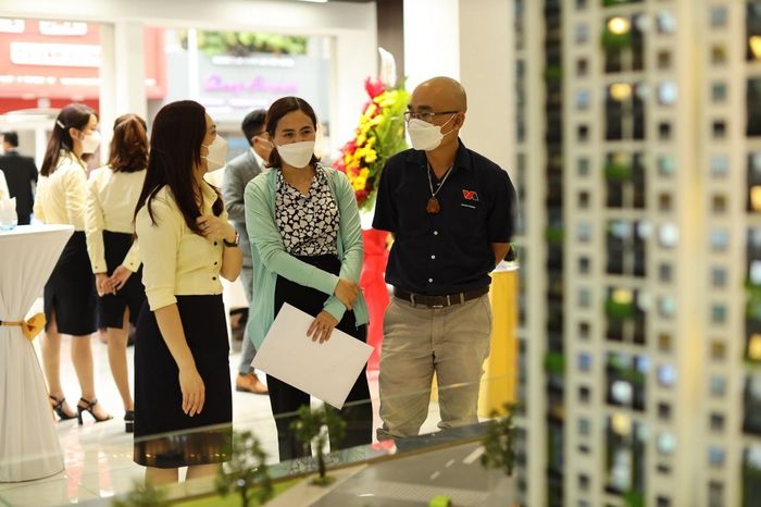 Nhà đầu tư tham dự sự kiện mở bán tại một dự án ở khu vực thuộc Bình Dương cũ. Ảnh: Việt Dũng.