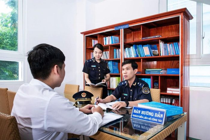 Chi cục Hải quan khu vực XIII thường xuyên chủ động làm việc với các doanh nghiệp để tháo gỡ vướng mắc. Ảnh: Lạc Nguyên