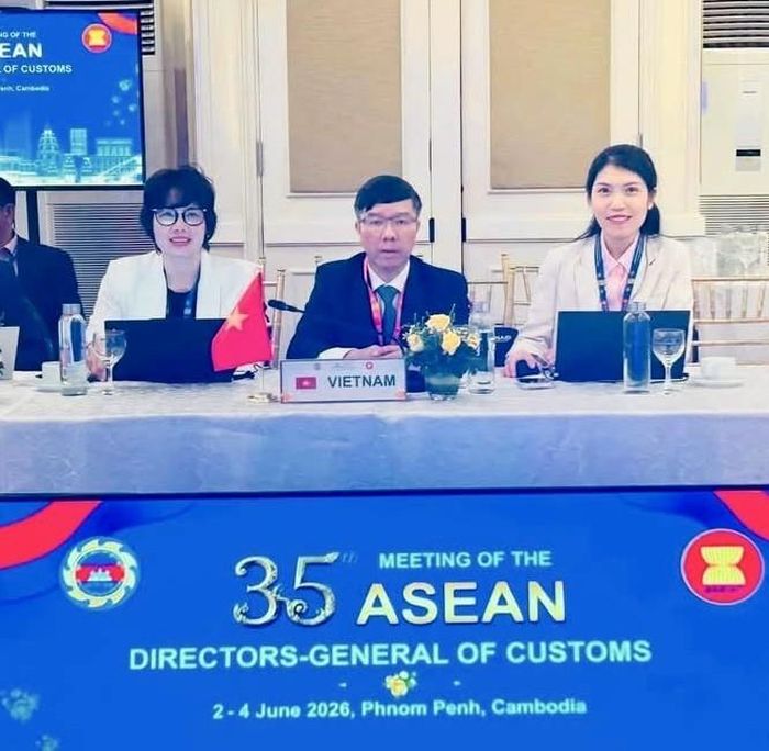 Phó Cục trưởng Cục Hải quan Lưu Mạnh Tưởng cùng các thành viên đoàn công tác của Hải quan Việt Nam tham dự sự kiện. Ảnh: HQ