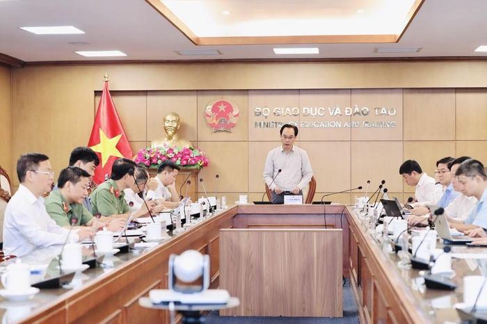 Bộ trưởng Bộ Giáo dục và Đào tạo Hoàng Minh Sơn chủ trì hội nghị tại điểm cầu Bộ Giáo dục và Đào tạo. Ảnh: TTTT