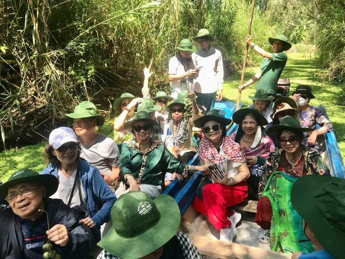 Đoàn cựu nhà báo trên thuyền len lỏi trên kênh trong rừng U Minh Hạ