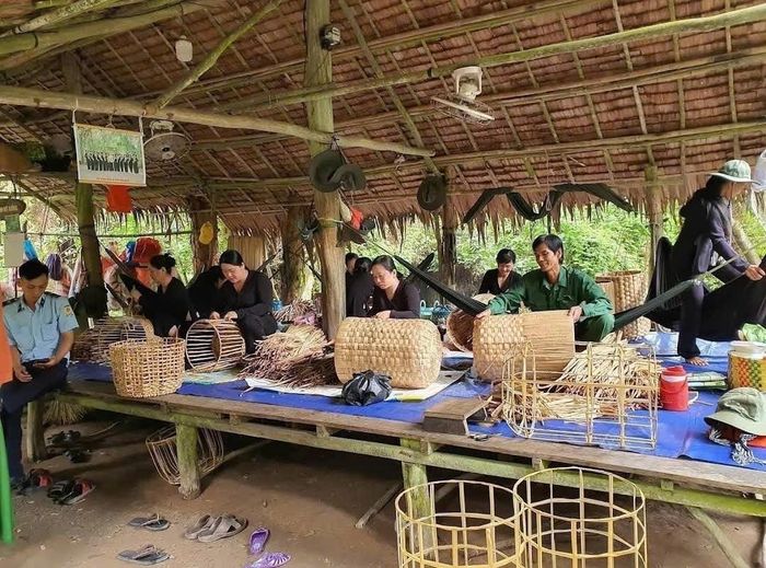 Hoạt động đan lát thủ công từ thân cây lục bình khô giúp du khách trải nghiệm nét văn hóa lao động đặc trưng của miền Tây Nam Bộ. Ảnh: Hý Ann.