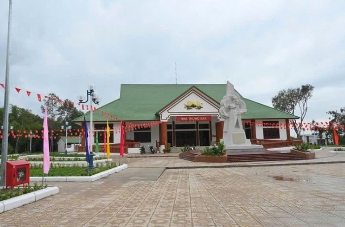 Nhà trưng bày Di tích Quốc gia đặc biệt Xẻo Quýt, công trình được đưa vào hoạt động từ tháng 4/2026 nhằm giới thiệu các giá trị lịch sử, văn hóa của khu di tích. Ảnh: Đức Linh.