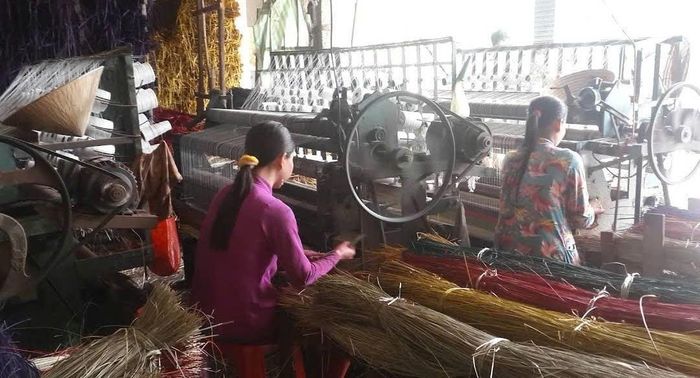 Khung dệt chiếu cải tiến giúp nâng cao năng suất lao động, góp phần duy trì và phát triển làng nghề truyền thống. Ảnh: Sưu tầm.