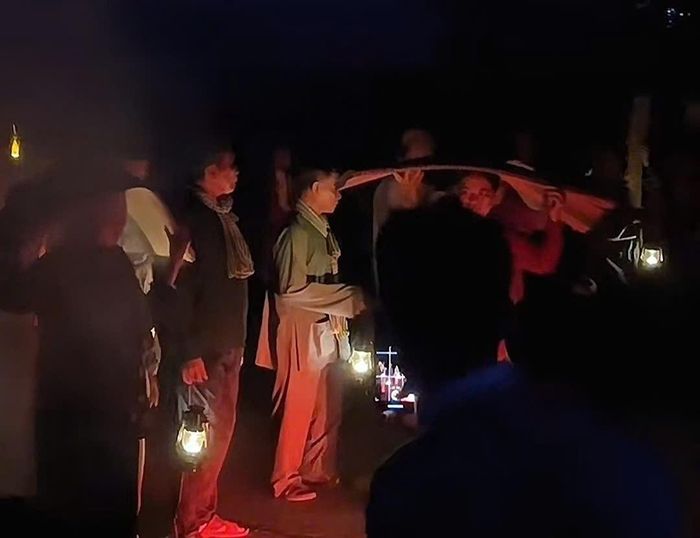 Tái hiện khung cảnh “chợ ma Định Yên” với những ánh đèn dầu lập lòe trong phiên chợ đêm độc đáo của làng nghề xưa. Ảnh: Hoàng Ân.