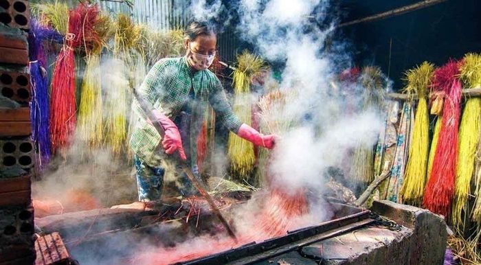 Những bó lác sau thu hoạch được nhuộm màu và treo phơi, tạo nên khung cảnh rực rỡ đặc trưng của làng nghề Định Yên. Ảnh: Sưu tầm.