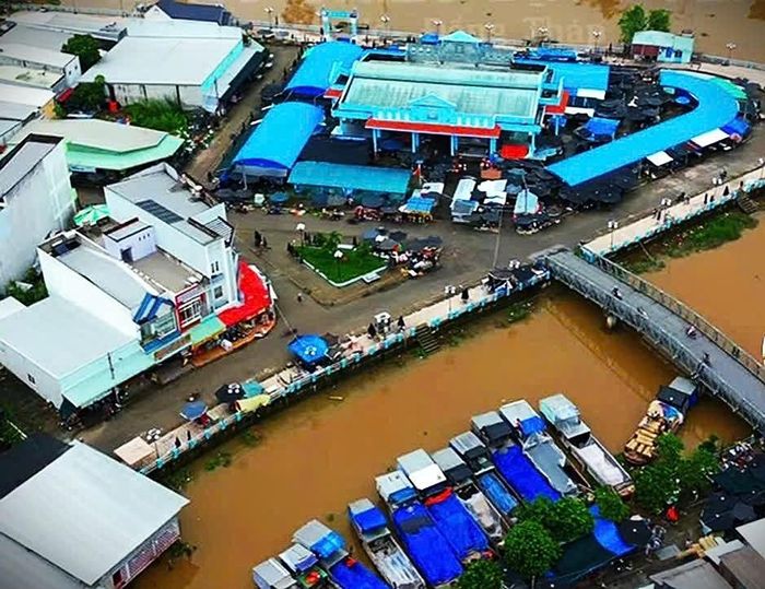 Khu vực chợ chiếu Định Yên nằm bên tuyến rạch thuận lợi cho ghe xuồng vận chuyển nguyên liệu và giao thương hàng hóa. Ảnh: Tùng Đăng.