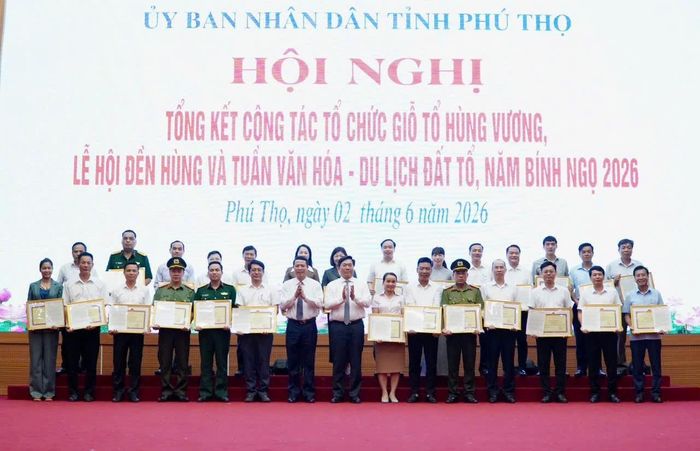 Ông Trần Duy Đông (thứ 8 hàng trên cùng từ phải sang)- Chủ tịch UBND tỉnh Phú Thọ trao Bằng khen tặng Bằng khen cho các Tập thể