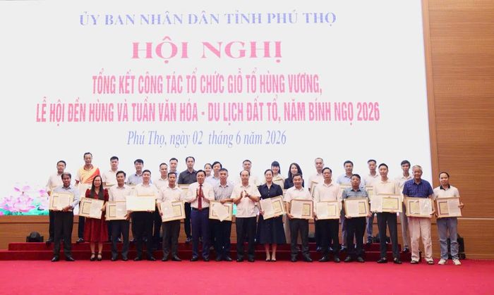 Ông Nguyễn Huy Ngọc - Phó Chủ tịch UBND tỉnh Phú Thọ, trao tặng Bằng khen cho Tạp chí điện tử Văn hóa và Phát triển, cùng với các cơ quan báo chí