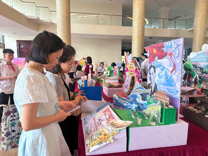 Không gian trưng bày sách tại buổi tổng kết thu hút nhiều bạn đọc.