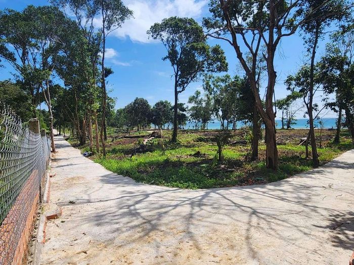 Công trình bao chiếm hơn 10ha đất rừng, đất do nhà nước quản lý ở Cửa Cạn vẫn xây dựng bất chấp dù đã có quyết định buộc khắc phục hậu quả trong nhiều tháng qua.