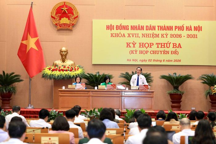 Phó Chủ tịch Thường trực HĐND thành phố Hà Nội Trần Thế Cương điều hành nội dung kỳ họp. Ảnh: Thành Thái