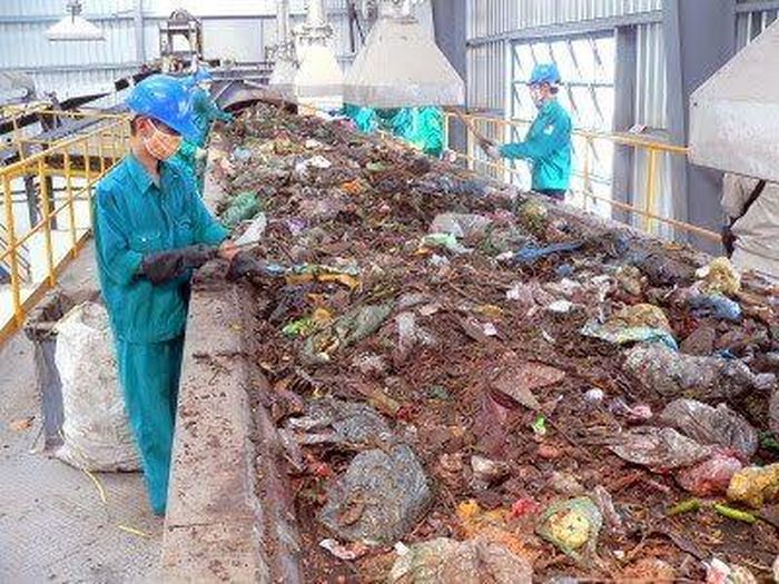 Công nhân đang phân loại chất thải rắn