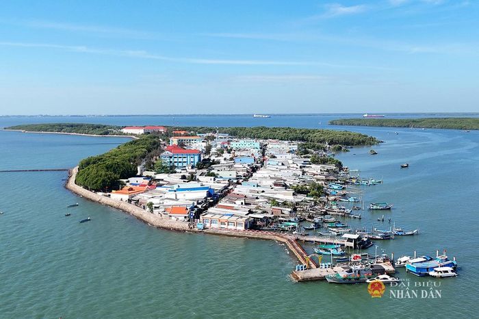 Các ấp, thôn, khu dân cư tại xã đảo Thạnh An có số lượng hộ dân ít hơn các đơn vị cùng cấp trong đất liền. Ảnh: Quang Phương