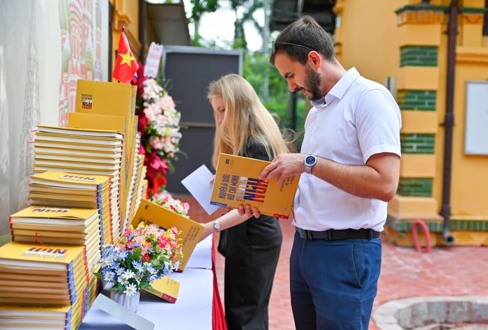 Cuốn sách góp phần khẳng định tầm vóc, giá trị lịch sử to lớn của mối quan hệ hữu nghị truyền thống Việt - Nga do Chủ tịch Hồ Chí Minh dày công vun đắp. Ảnh: Nam Nguyễn