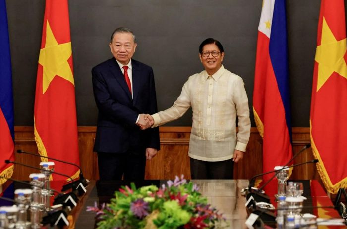 Tổng Bí thư, Chủ tịch nước Tô Lâm và Tổng thống Philippines Ferdinand Marcos Jr. tại phủ Tổng thống Malacanang ở Manila ngày 1/6. Ảnh: Reuters