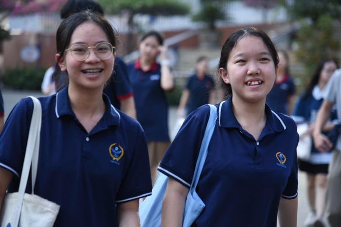 Thí sinh rạng rỡ bước ra khỏi điểm thi sau khi hoàn thành môn chuyên cuối cùng, khép lại kỳ thi tuyển sinh lớp 10 năm học 2026-2027. Ảnh: Xuân Quý
